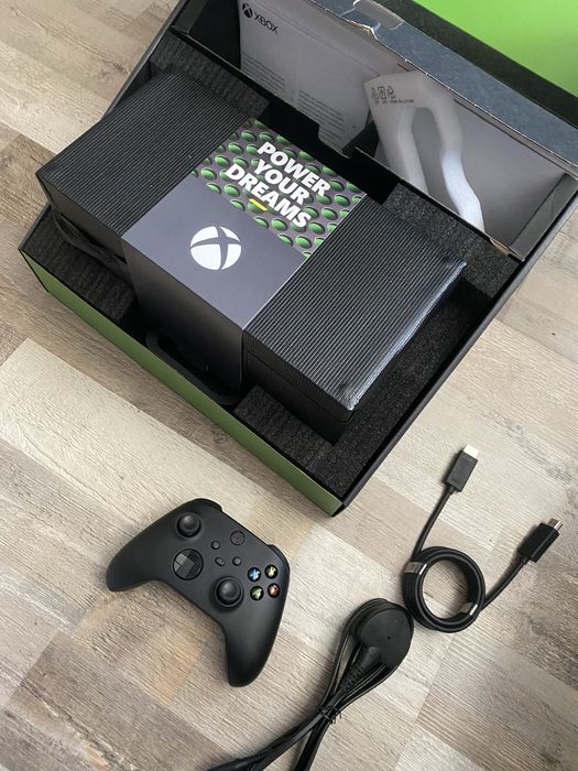 Xbox series x 1tb с 9 игри
