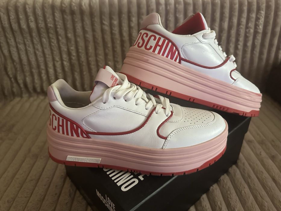 Sneakers Love Moschino
