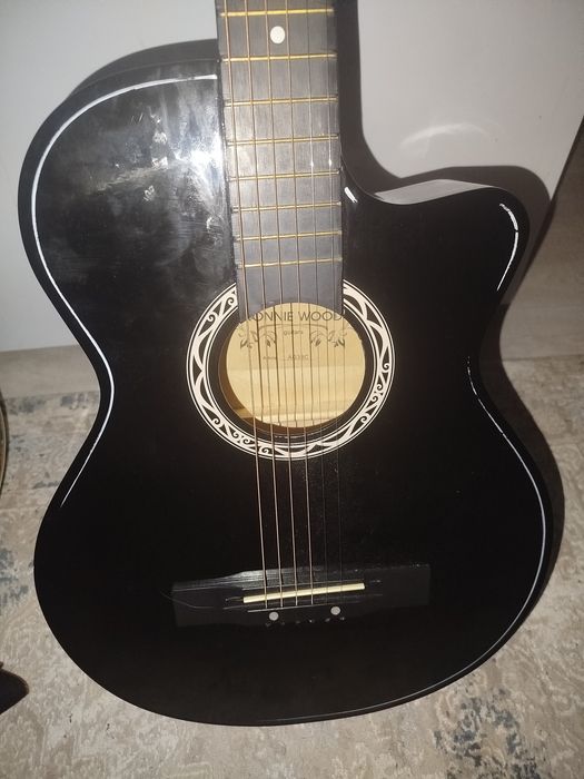 Продам 6 струнную гитару