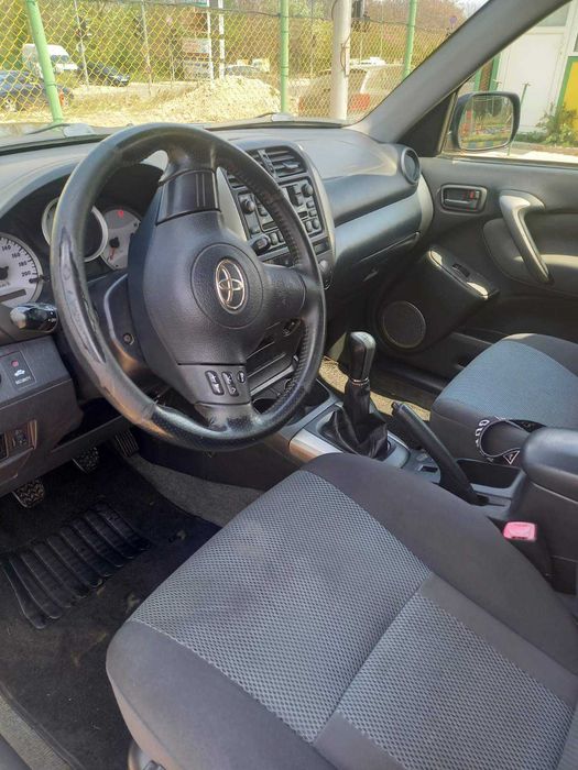 продавам Toyota Rav4