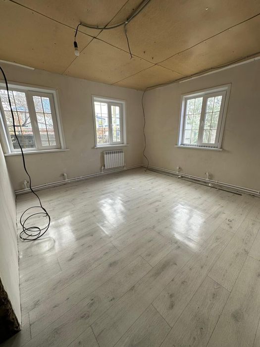 Продам дом с хозпостройками и земельным участком