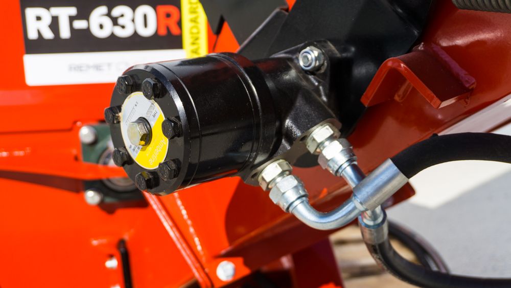 Tocător crengi la tractor RT 630 R cu role de tragere