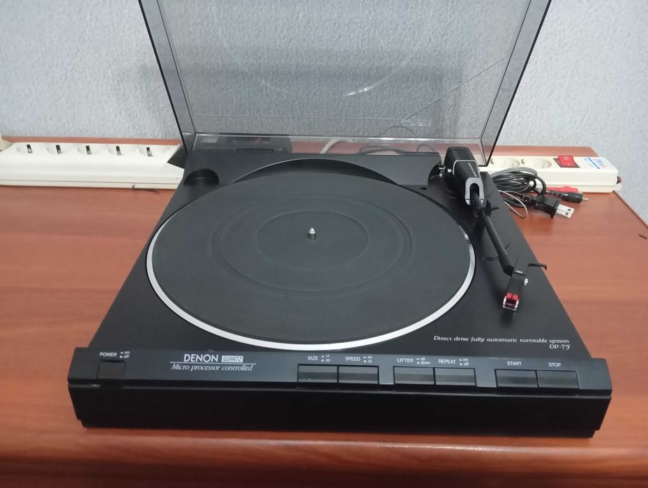 DENON винтажный проигрыватель виниловых дисков.