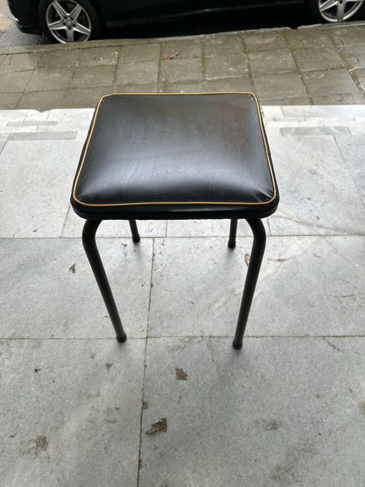 Винтидж табуретка със метални крака