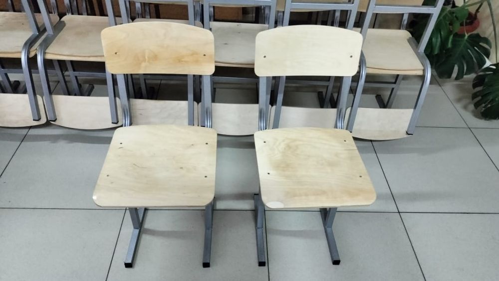 Парта и стол для школьников или др