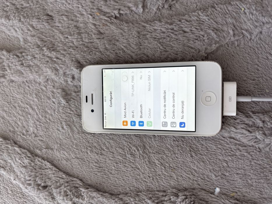 Vand iphone 4 cu spatele facut praf de lipici si merge perfect displayul