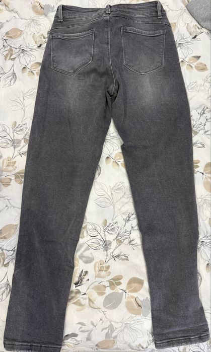 Продавам сиви дънки.