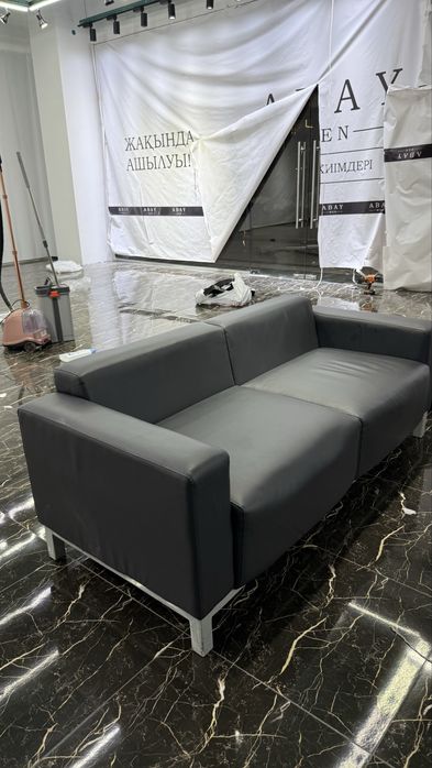 Диван темно серый кожный