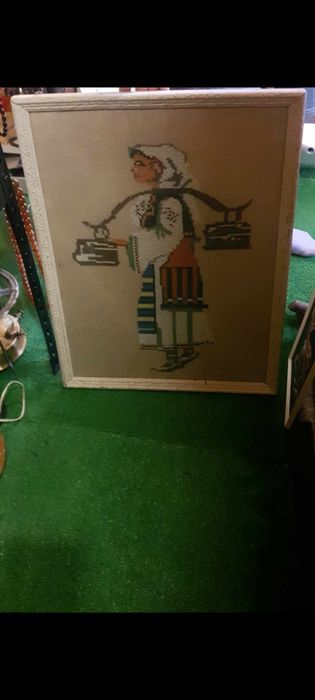 Голям стар гоблен мома с менци