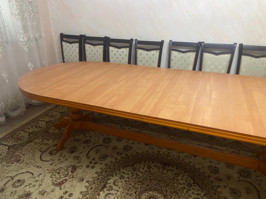 Стол из красного дерева