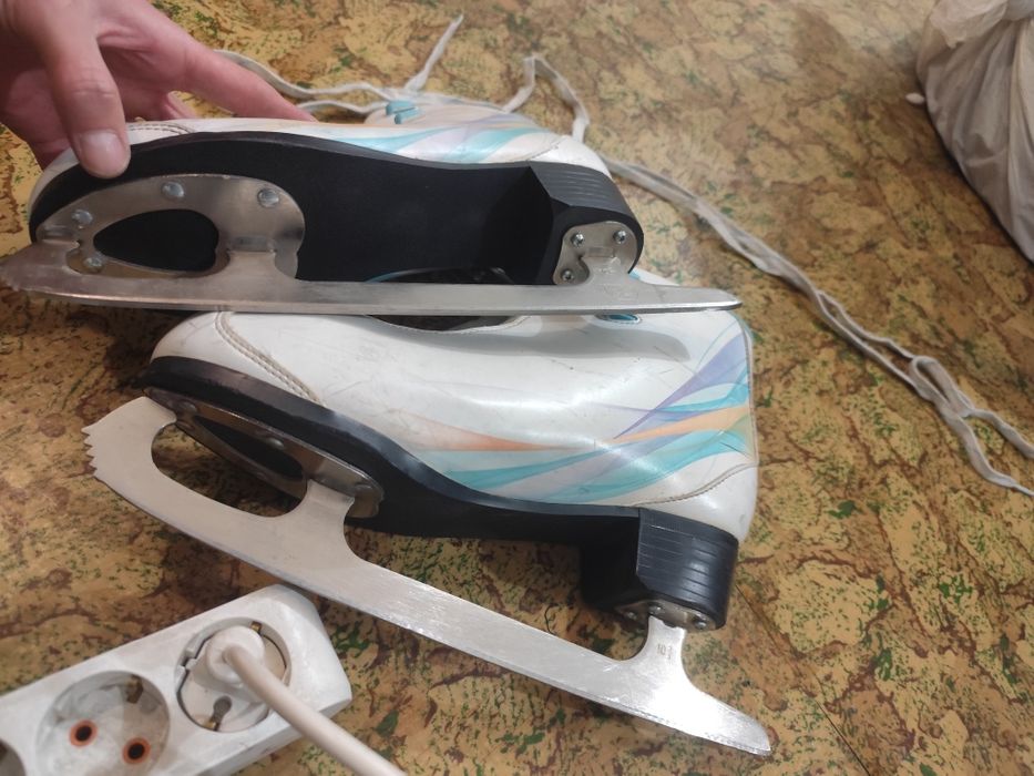 продам коньки в хорошем состояний не пахнут чистые