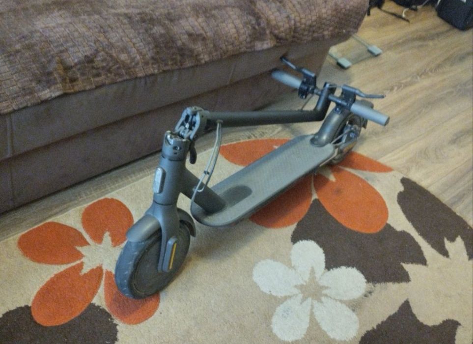 Vând trotineta electrica Xiaomi mi 1 s