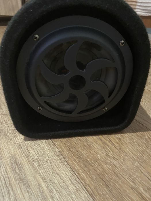 Продам саббуфер новый