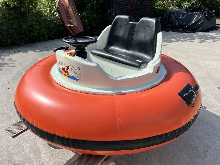 Атракцион: “Блъскащи се лодки”