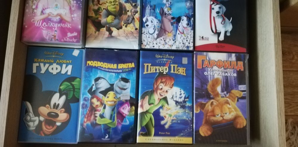 Продам видеомагнитафон и кассеты.