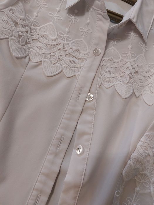 Продам блузку школьную