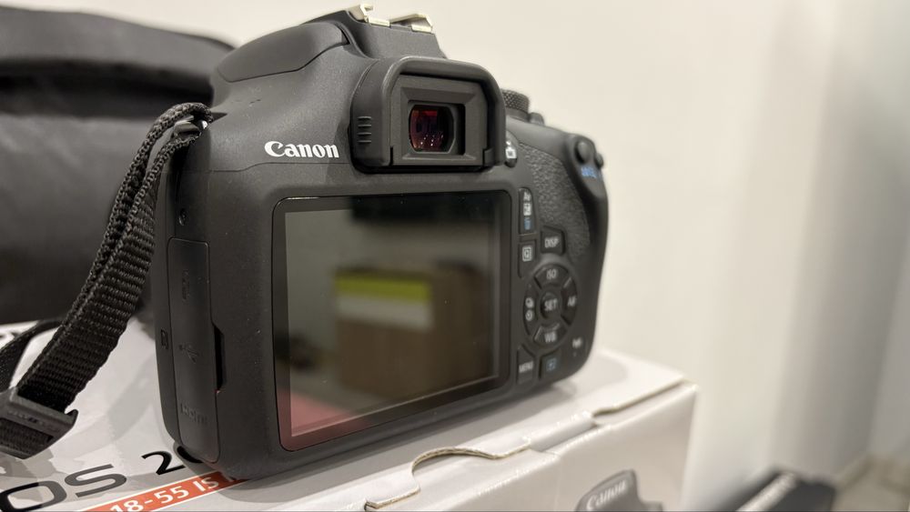 Фотоапарат Canon 2000D с гаранция