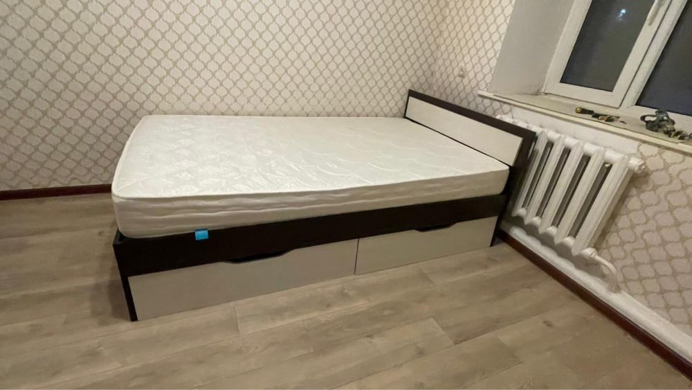 Продам кровать с матрасом в связи с переездом,кровать почти новая