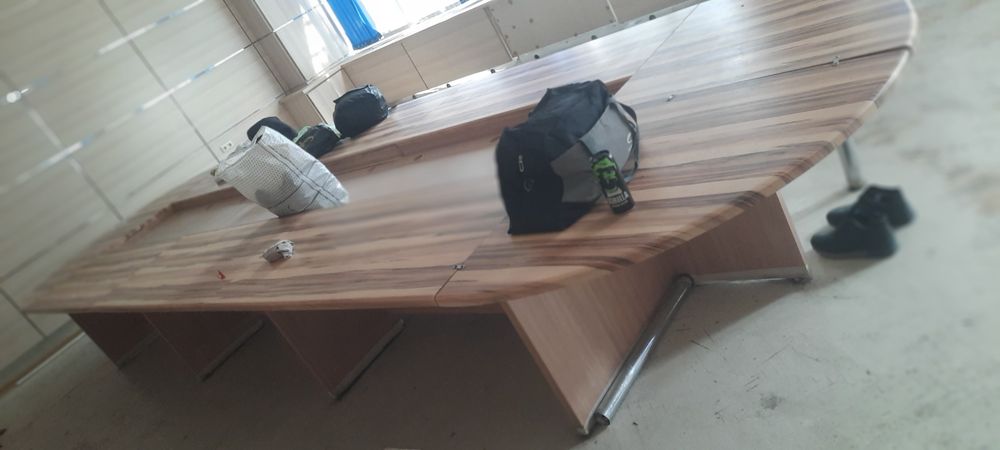 Стол прадаётся 111