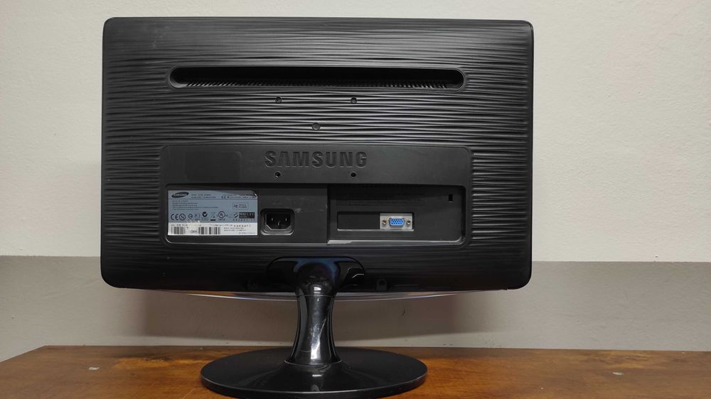 Samsung SyncMaster B1930N 18.5", 1366x768 (16:9)/ 75Гц/ VGA (D-Sub)/