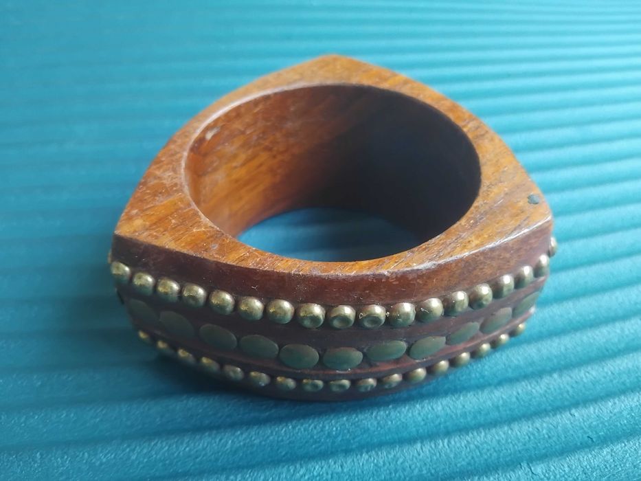 Масивна дървена гривна с метален обков