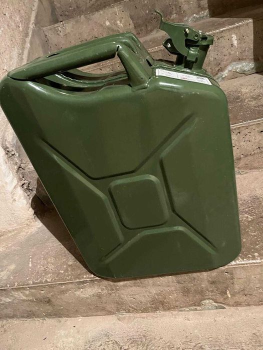 Vand canistra de benzina 20L