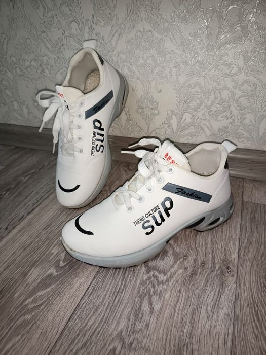 Продам кроссовки