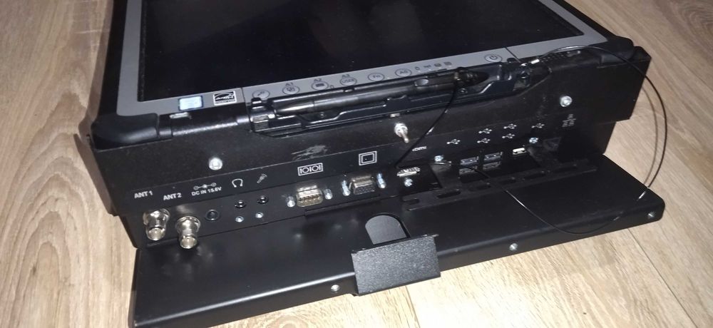Panasonic CF-D1 rugget tablet/ dock- i5 / 8 ram/240 ssd / Win 10 pro
