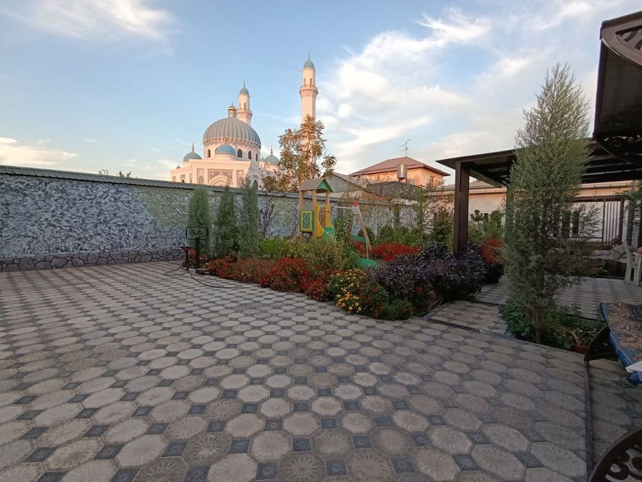 Участок 6 соток с двухэтажным домом 10 комнат Бектемир