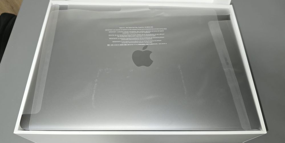 Vând MacBook Air 13 True Tone