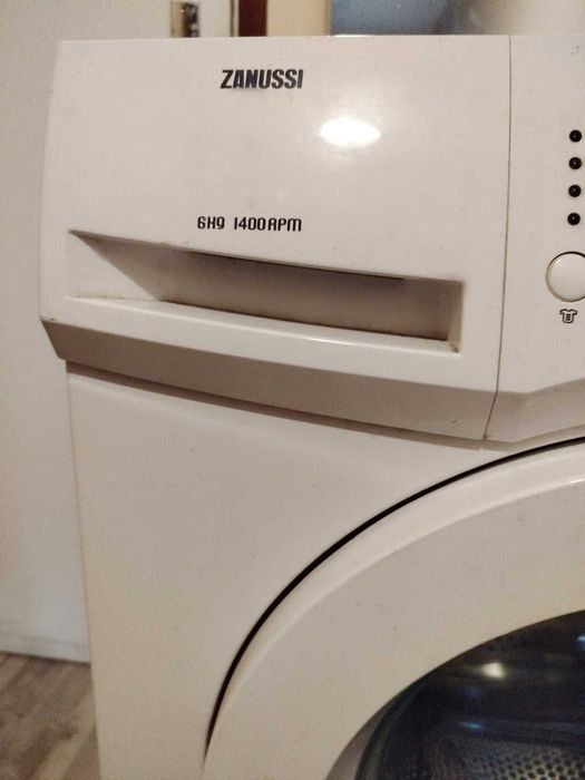 Пералня Zanussi, работеща, със забележки по някои програми.