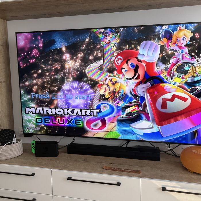 Nintendo Switch V1 пълен комплект + 6 игри (Mario Kart)