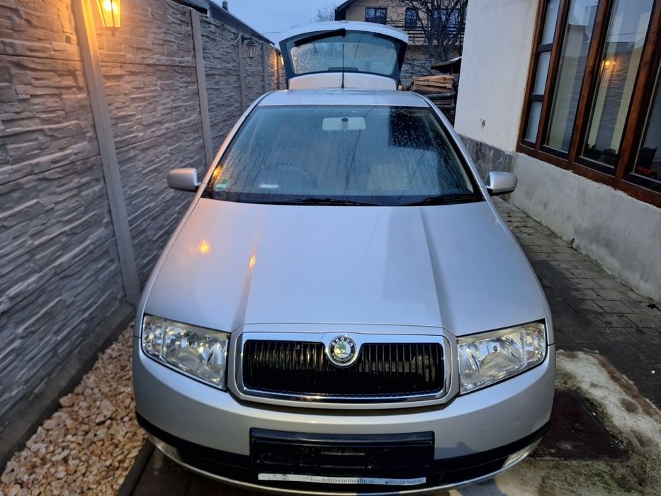 Skoda Fabia capota, far, usa , radiator