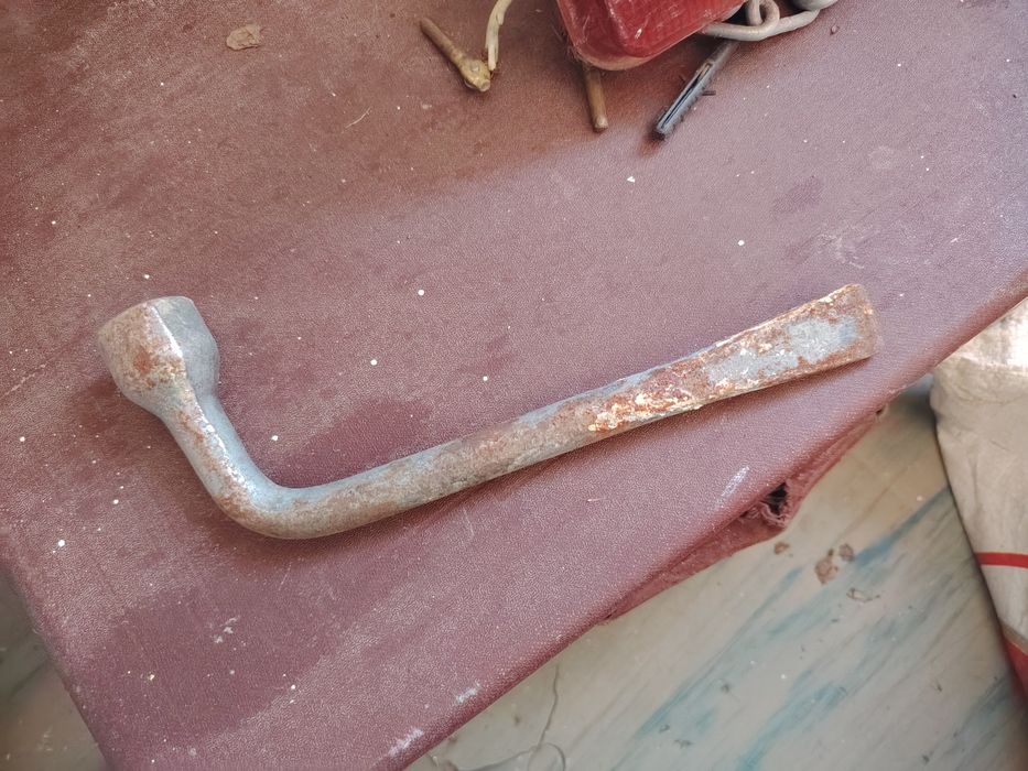 Домкрат и ключ балоный