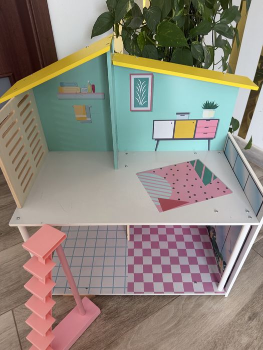 Casuta de papusi Playtive cu mobilier si terasa mobila, 59x66x30 cm