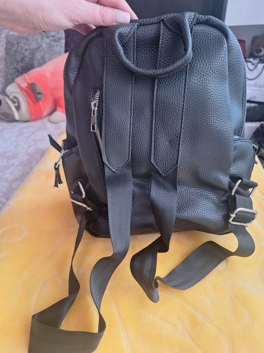 Раница от естествена кожа GUESS.