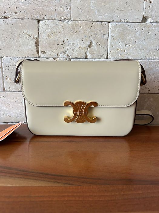 Чисто нова в два различни цвята