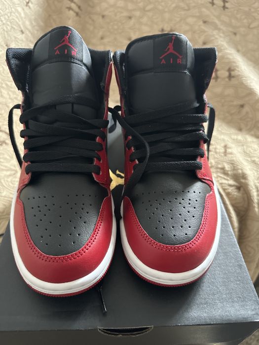 Oferta Nike Air Jordan 1 Mid marimea 40