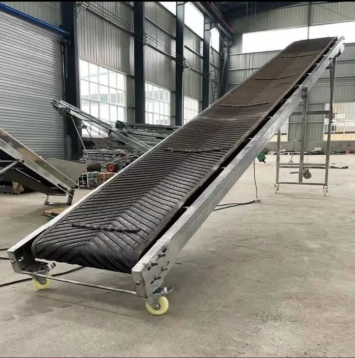 Ленточный транспортер с шевронной лентой