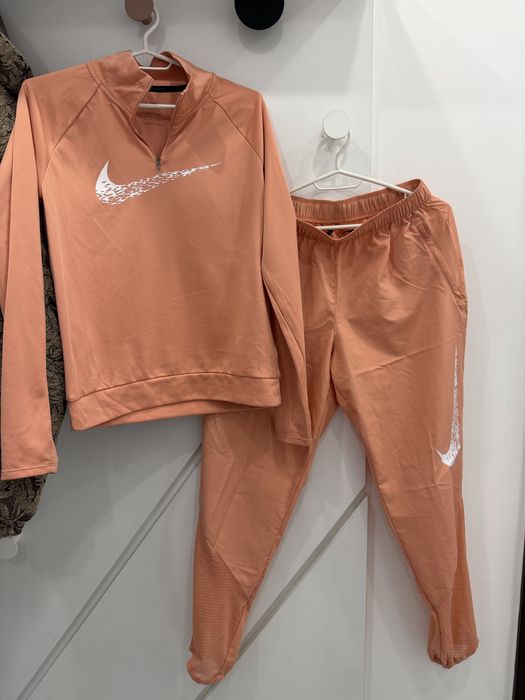 Шушлек в прасковен цвят на Nike