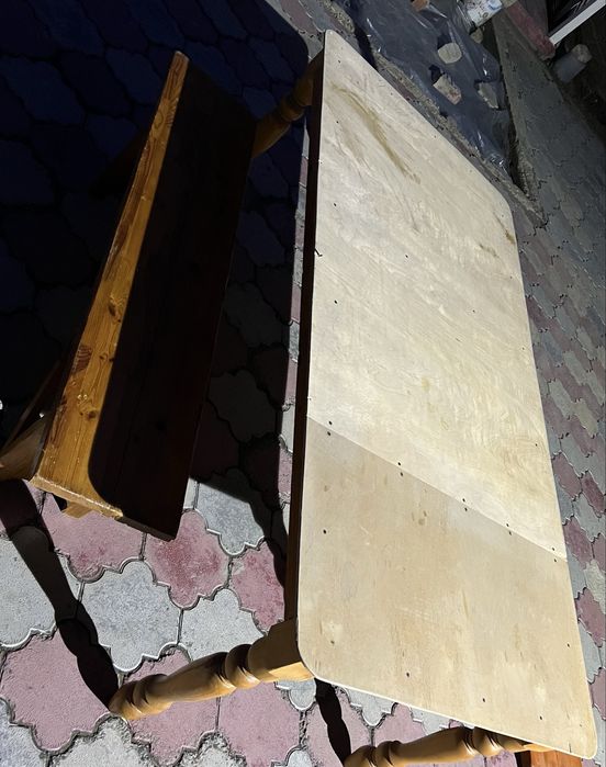 Деревянный стол и стулья