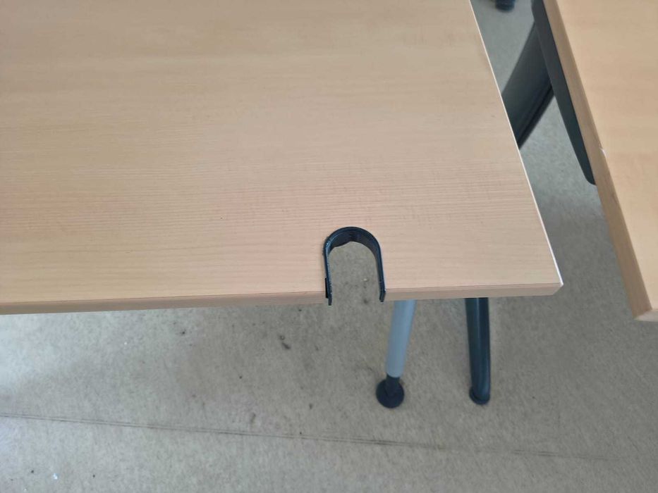Birouri cu picioare metalice