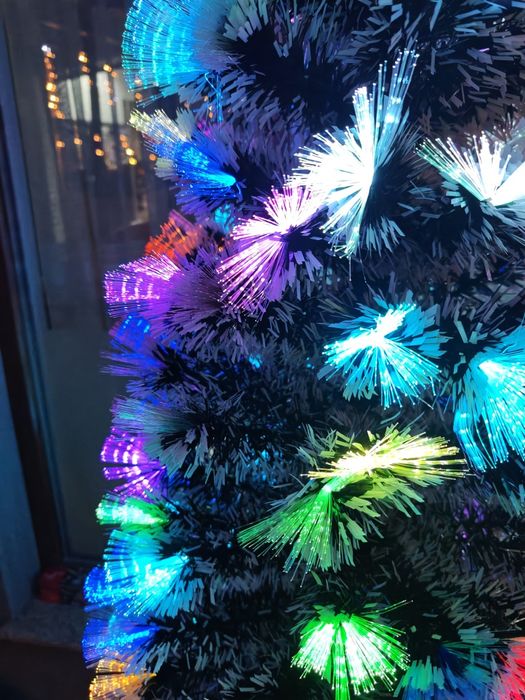 OFERTĂ! Brad 1.8m iluminat cu fibra optică.