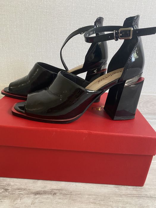 Продам босоножки