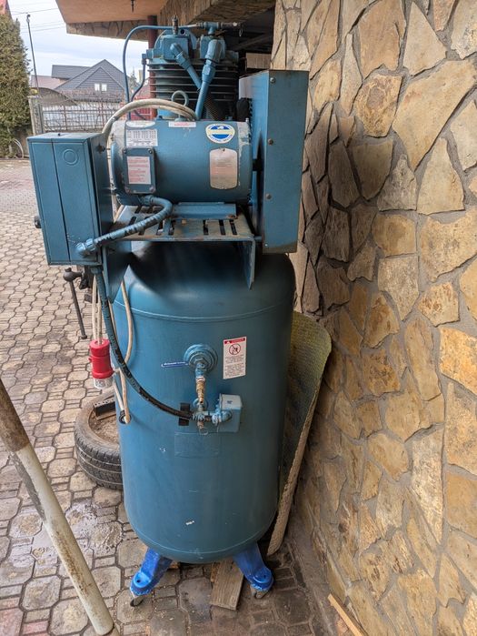 Compresor aer trifazic industrial cu pistoane