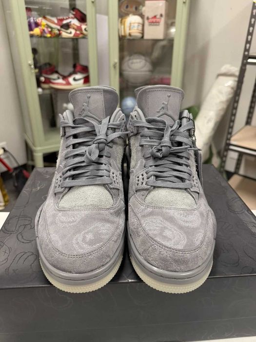 Sneakers Jordan4 Retro Kaws cu eticheta (nu Nike, Gucci, Adidas, Balenciaga)