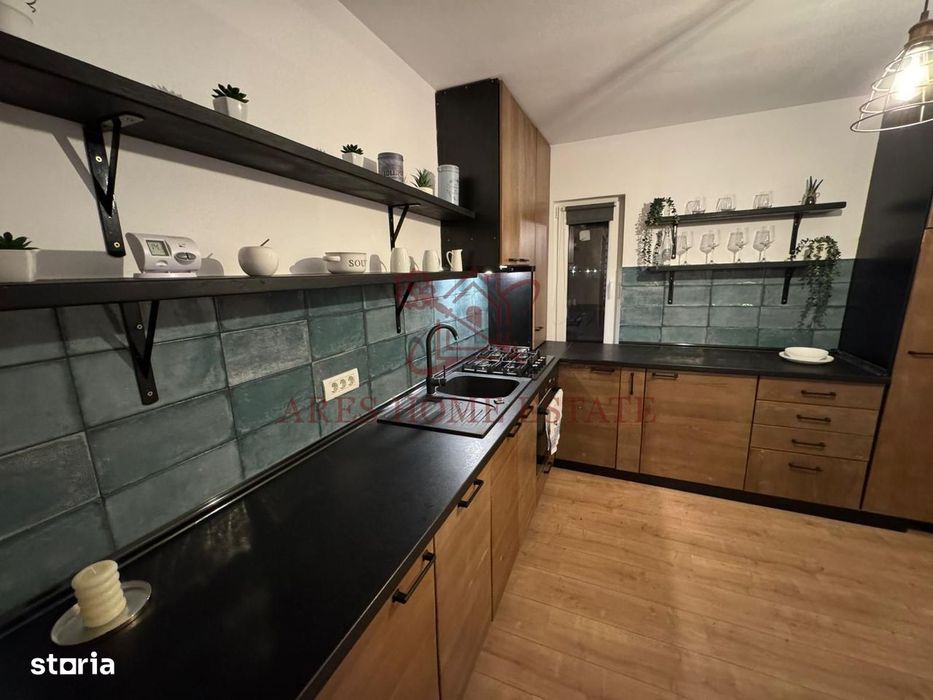 Apartament cu 2 camere, curte 120 mp, 2 locuri de parcare.