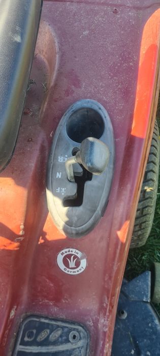 Tractoras tuns iaga/gazonul