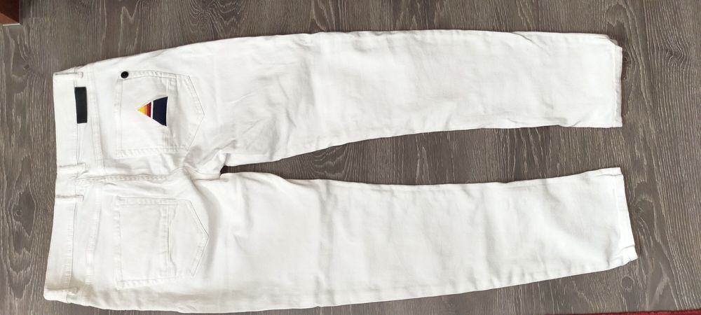 Разные женские джинсы.