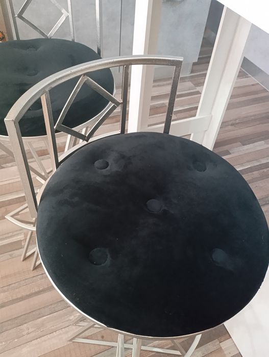 Кухненски комплект+ два бар стола.